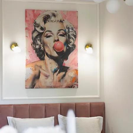 Marilyn - Close To The Apartment *