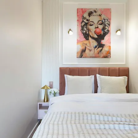 Marilyn - Close To The