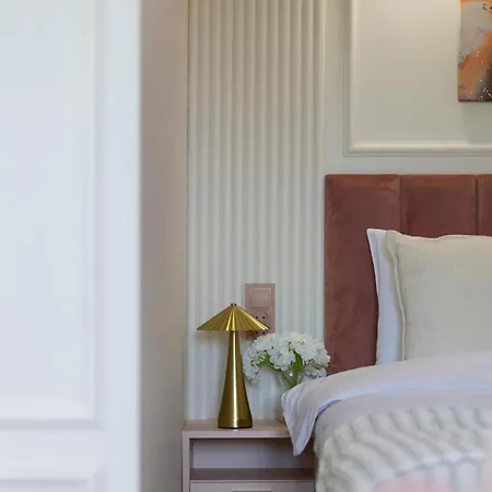 Marilyn - Close To The