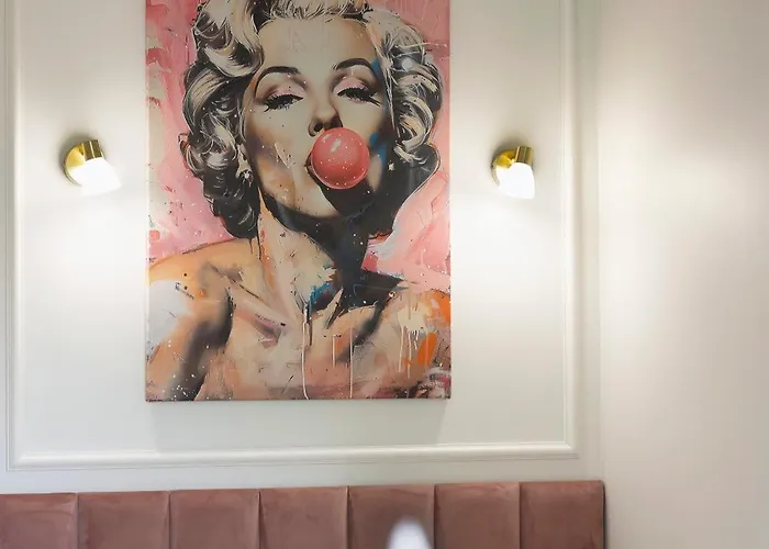 Marilyn - Close To The شقة *