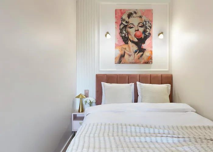 Marilyn - Close To The